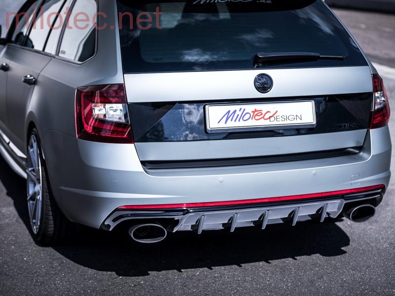 Design lišta pátých dveří, černý lesklý "klavírlak" - Škoda Octavia III. Combi