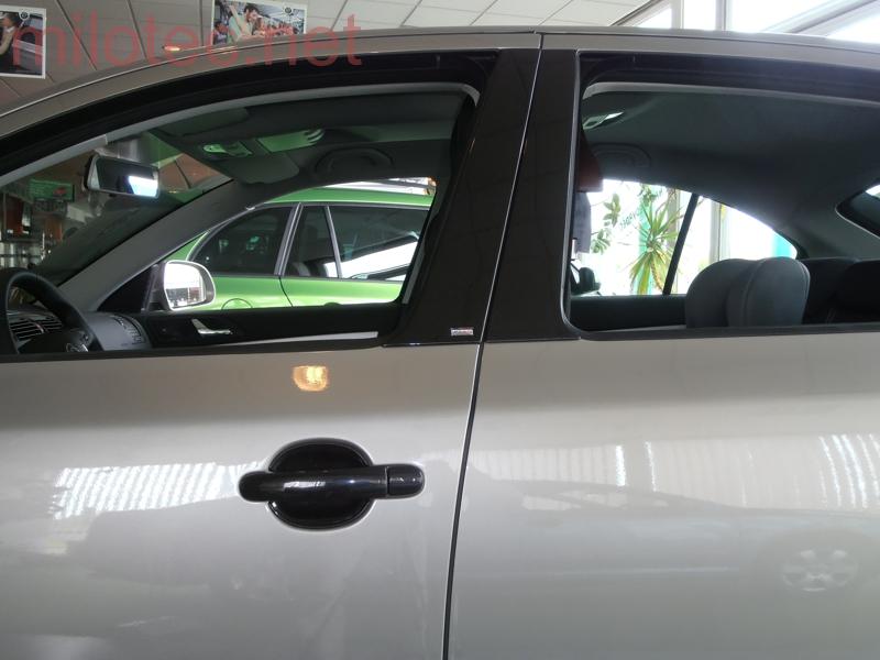 Kryty klik malé, černý lesklý „klavírlak“ (1x s otvorem + 3x bez) - Škoda Superb I.