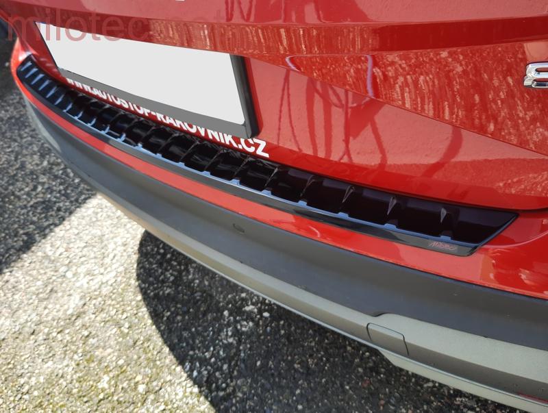 Práh pátých dveří s výstupky, černý lesklý "klavírlak" - Škoda Enyaq